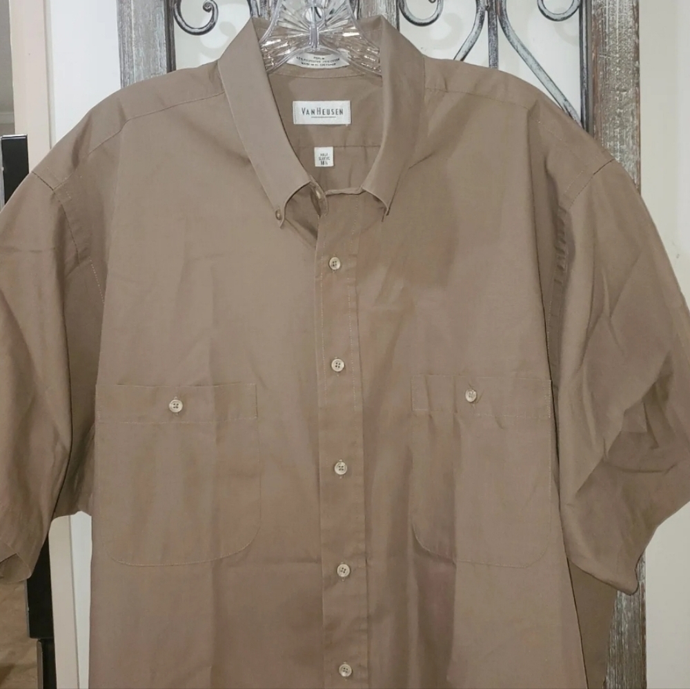 Van Heusen Men's Short Sleeve Shirt Size 18 1/2 - 54" Chest 2 Front Pockets